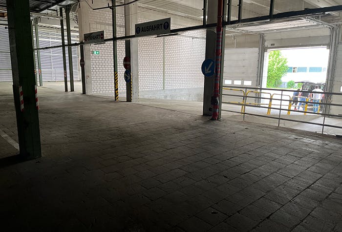 Innenansicht Airport Parking Stuttgart Parkhalle Valet Stuttgart Ostfildern